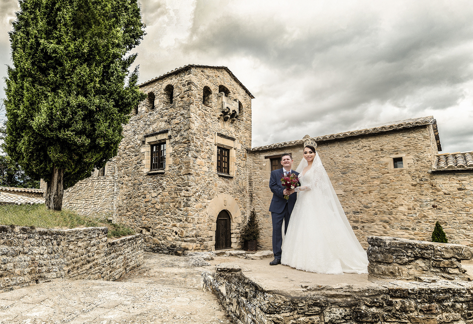 Foto de boda con el palacio del prior de Roda de Isábena al fondo