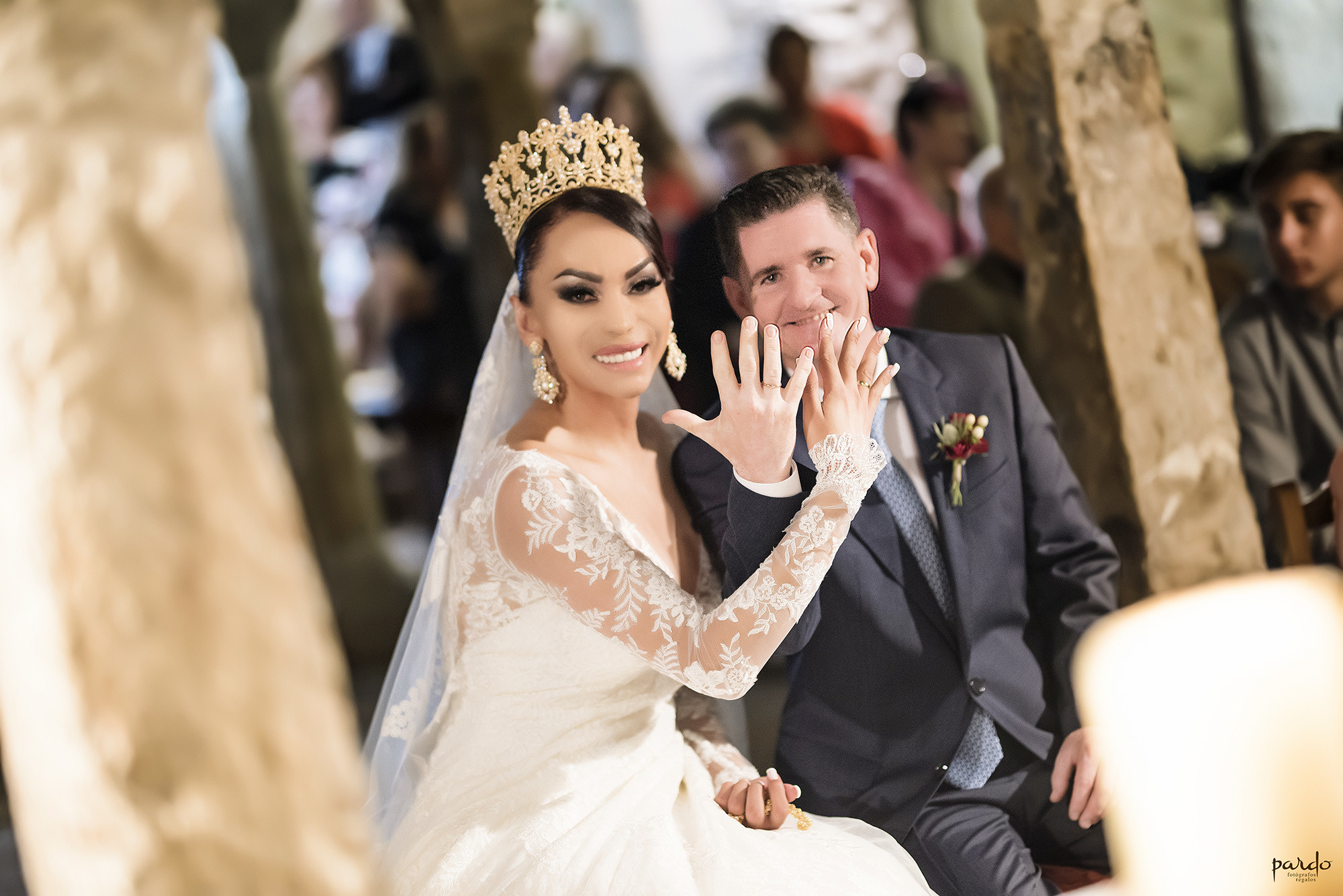 Pareja de novios mostrando su alianza de recién casados.