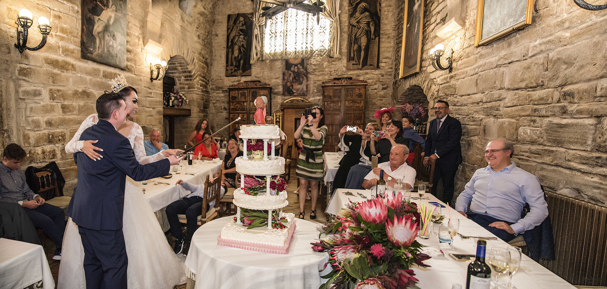 Corte de la tarta nupcial en el refectorio de la catedral de Roda de Isábena.