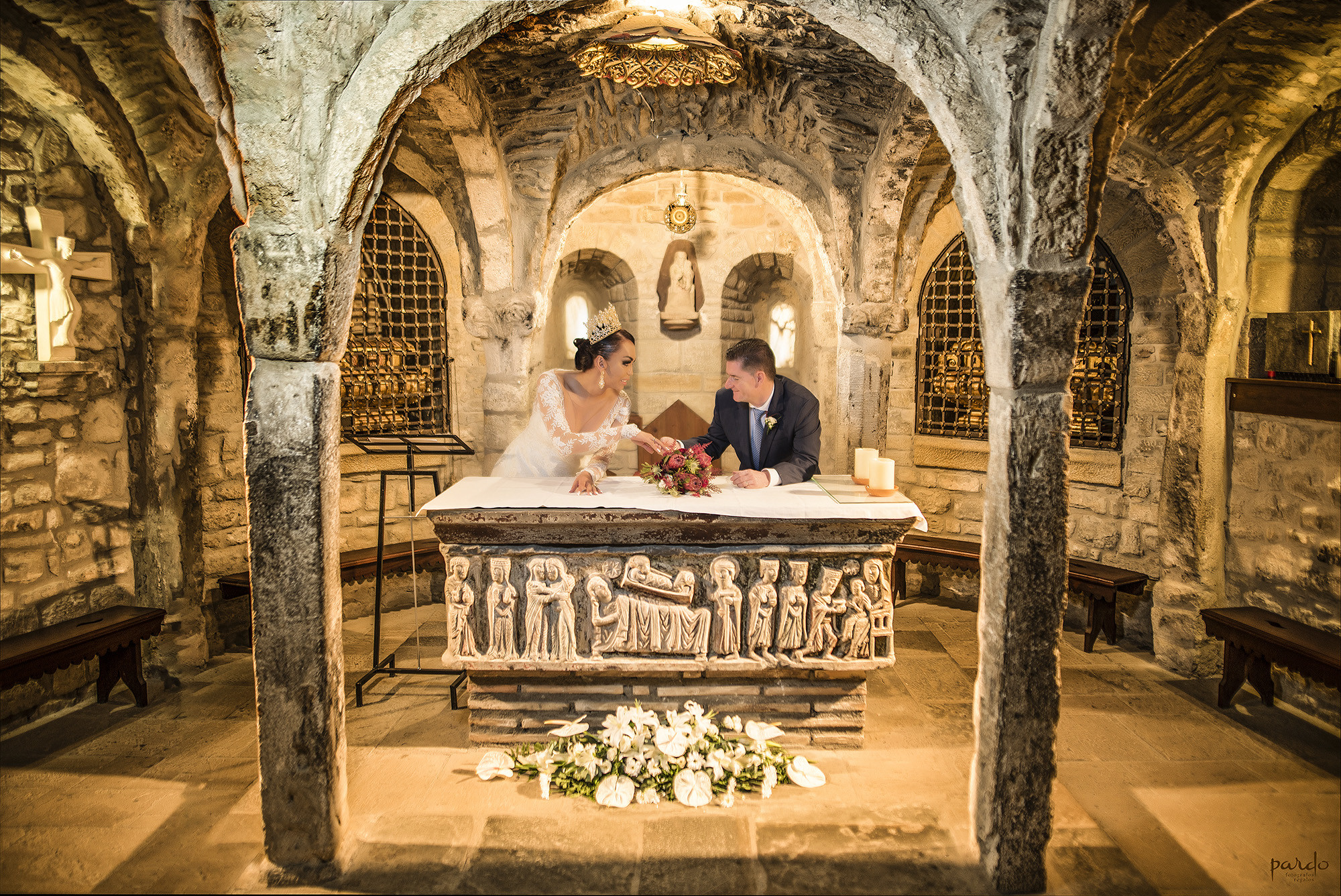 Cripta de la Catedral de Roda de Isábena con su altar románico policromado.